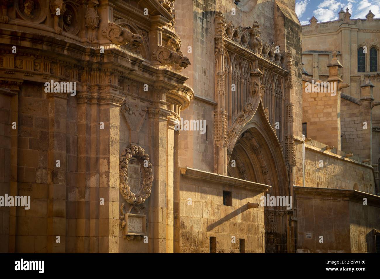 Vue sur la façade sud de la cathédrale de Santa Maria à Murcie, Espagne avec des styles Renaissance et gothiques reconnaissables Banque D'Images