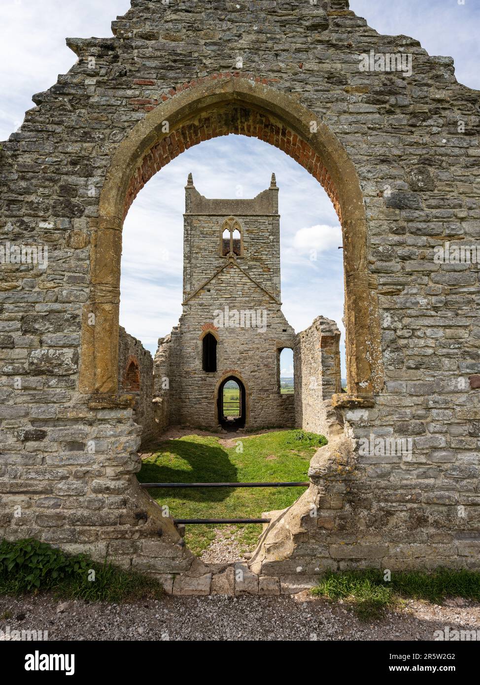 Les ruines de l'église Saint-Michel se trouvent au sommet de la colline Burrow Mump, sur les niveaux du Somerset en Angleterre. Banque D'Images