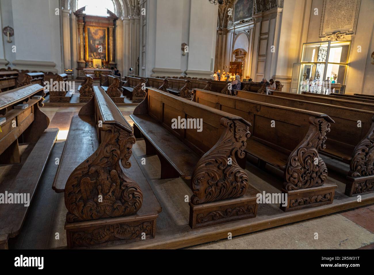 Salzbourg, Autriche - 06.01.2023: Belle cathédrale de Salzbourg à l'intérieur avec des peintures colorées et une belle lumière du soleil Banque D'Images