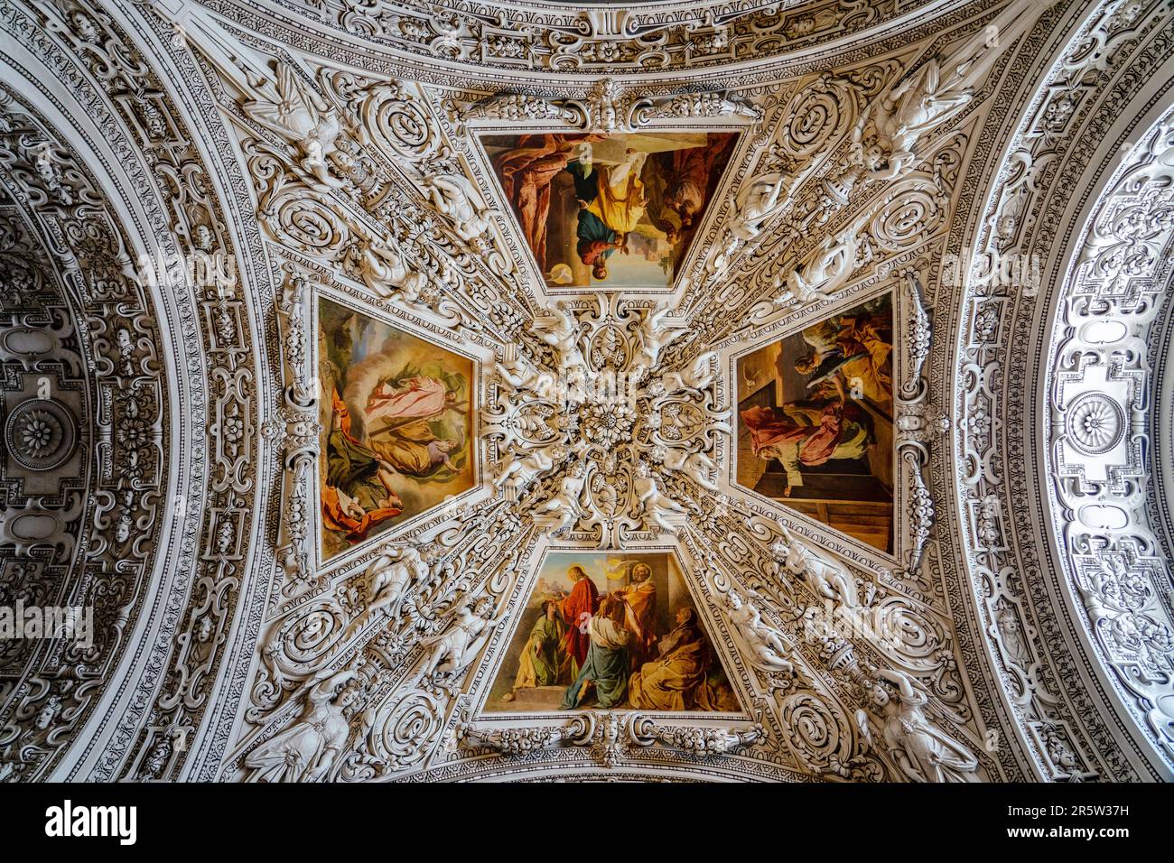 Salzbourg, Autriche - 06.01.2023: Plafond de la belle cathédrale de Salzbourg à l'intérieur avec des peintures colorées et une belle lumière du soleil Banque D'Images