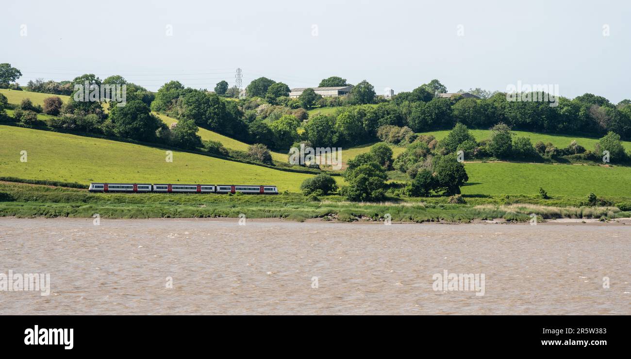 Un train de voyageurs de classe 170 de transport pour le pays de Galles voyage le long de la rive de l'estuaire de Severn, près de Lydney, dans la forêt de Dean du Gloucestershire, comme on l'a vu Banque D'Images