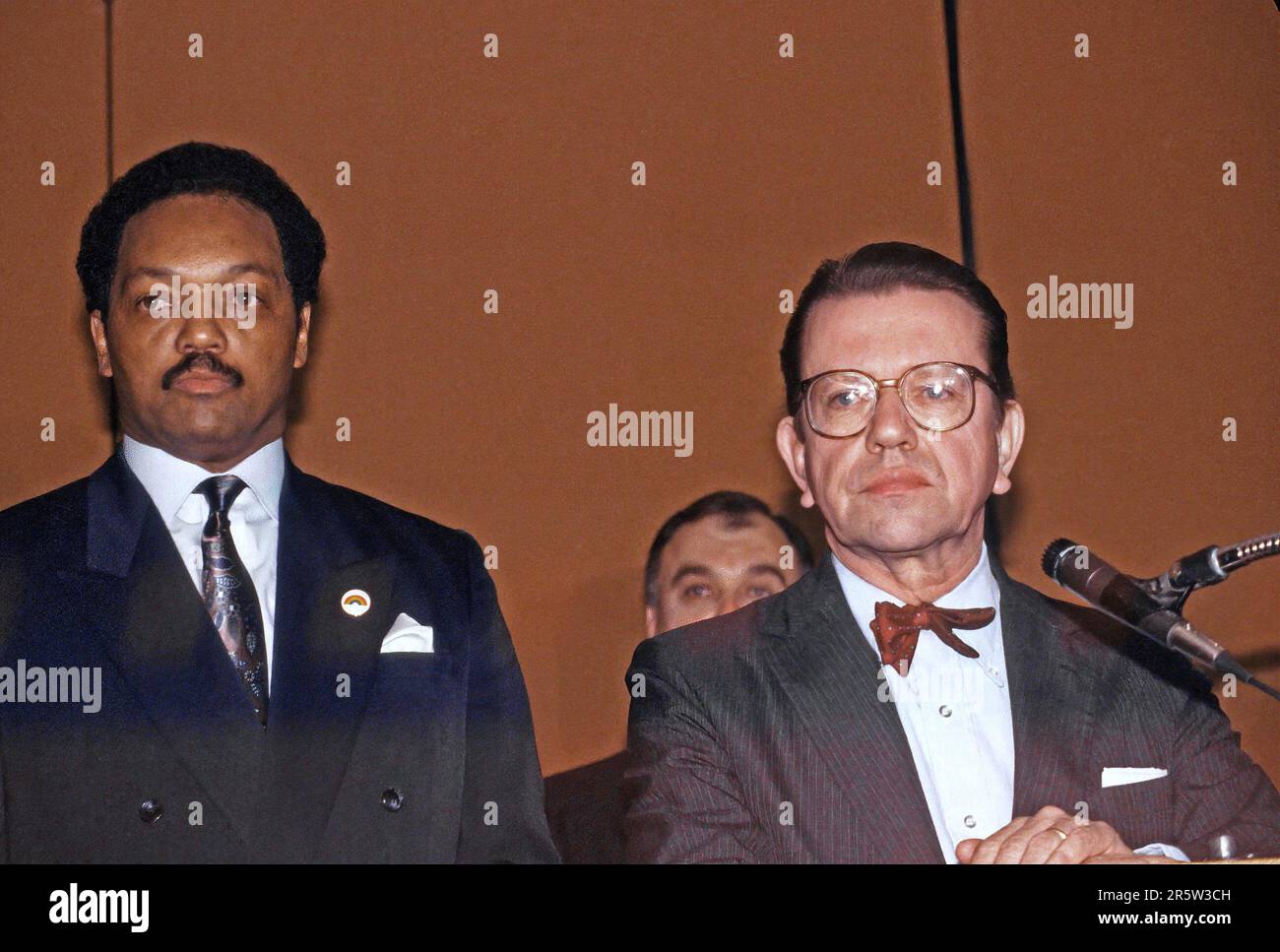CHICAGO, ILLINOIS -CHICAGO, ILLINOIS - 7 MAI 1987 le révérend Jesse Jackson est assis à côté du sénateur des États-Unis Paul Simon (D-il) tout en assistant au tout premier dîner de l'unité démocratique de l'Illinois qui s'est tenu au Hyatt Regency Hotel Banque D'Images