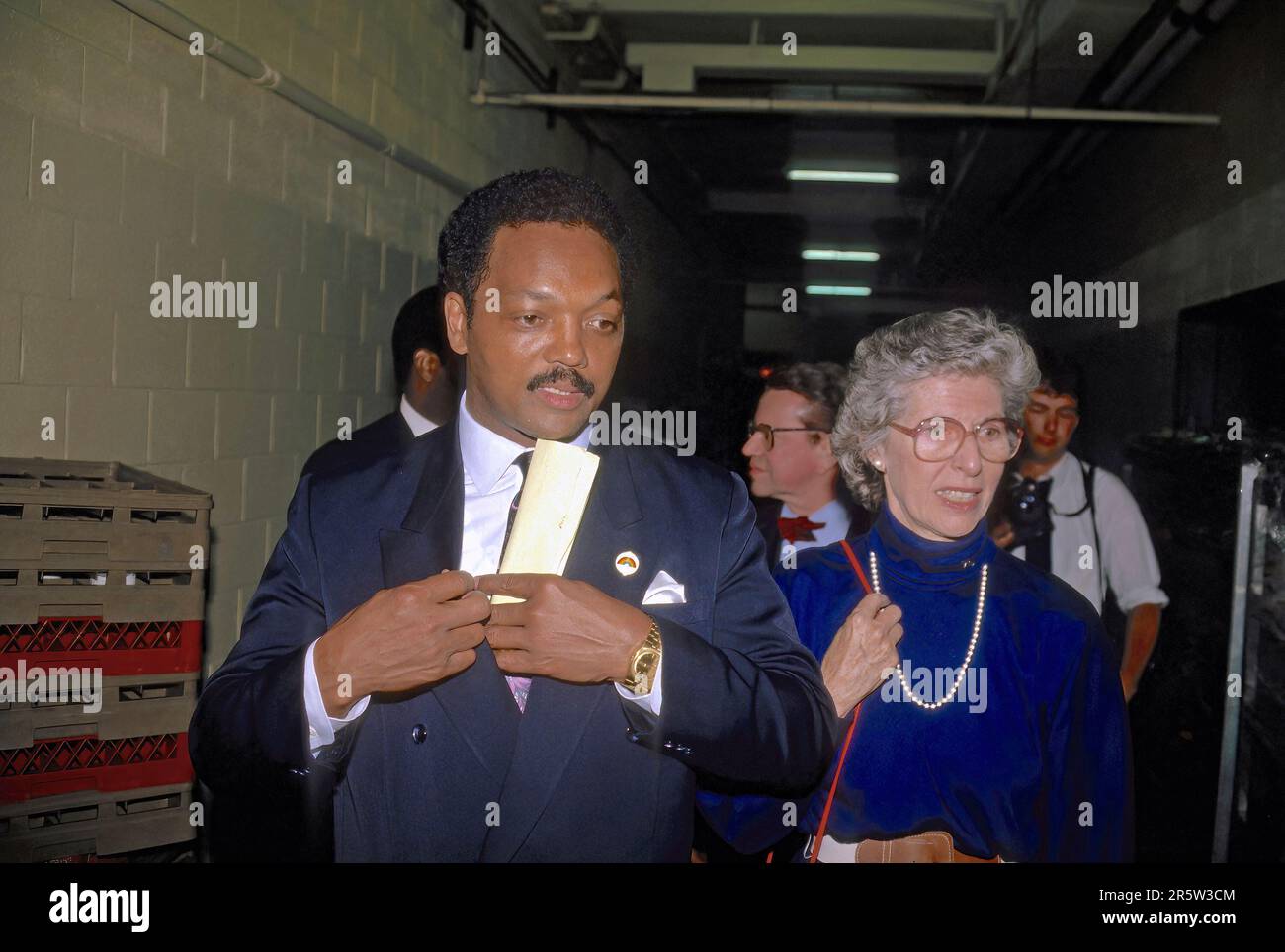 CHICAGO, ILLINOIS -CHICAGO, ILLINOIS - 7 MAI 1987 le révérend Jesse Jackson marche avec Jeanne Simon l'épouse du sénateur Paul Simon (D-il) après avoir assisté au tout premier dîner de l'unité démocratique de l'Illinois tenu à l'hôtel Hyatt Regency Banque D'Images