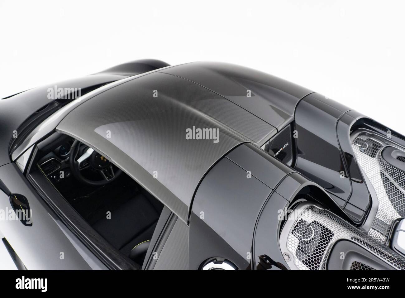 Une voiture de sport convertible noir et argent sur fond blanc Banque D'Images