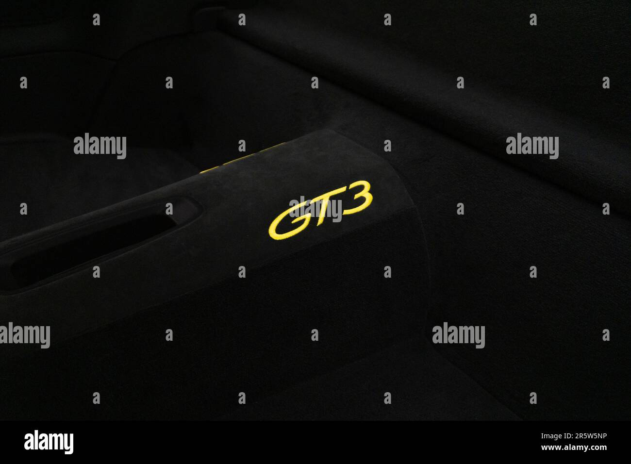 Un gros plan détaillé du couvercle de coffre et des tapis de sol d'une voiture - GT3 Banque D'Images