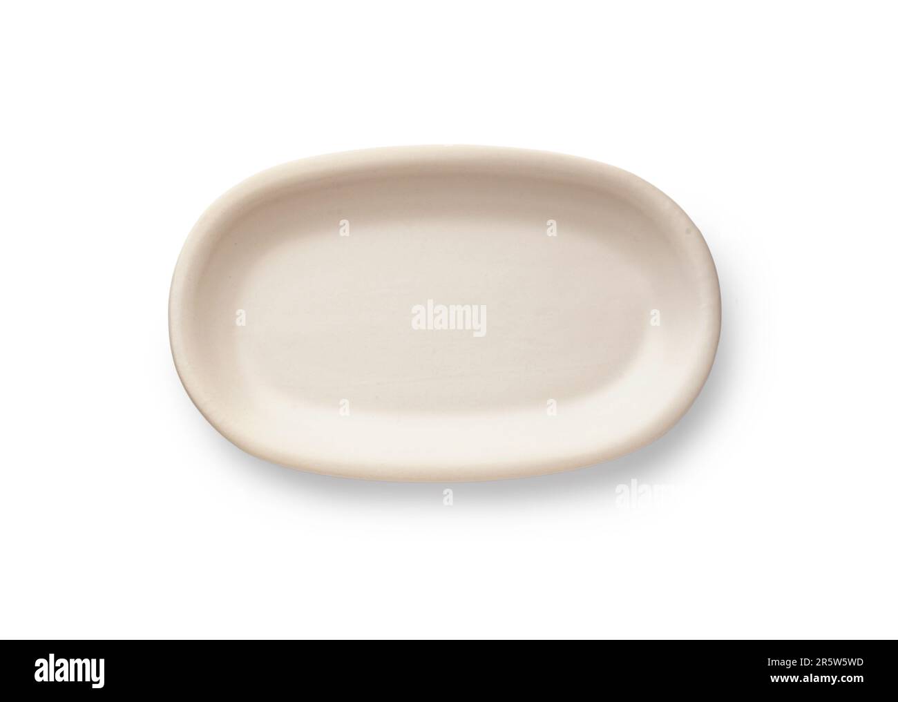Plat de cuisson en céramique isolé sur fond blanc Banque D'Images