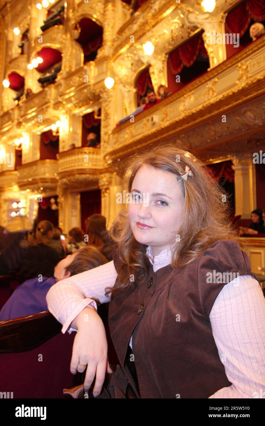 La photo a été prise à l'Opéra célèbre est situé à Odessa, Ukraine. Dans l'image une belle fille attendant la prochaine action de la pièce. Banque D'Images