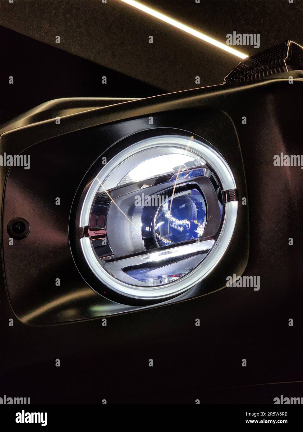 Gros plan du phare d'une Mercedes-Benz AMG G63 Banque D'Images