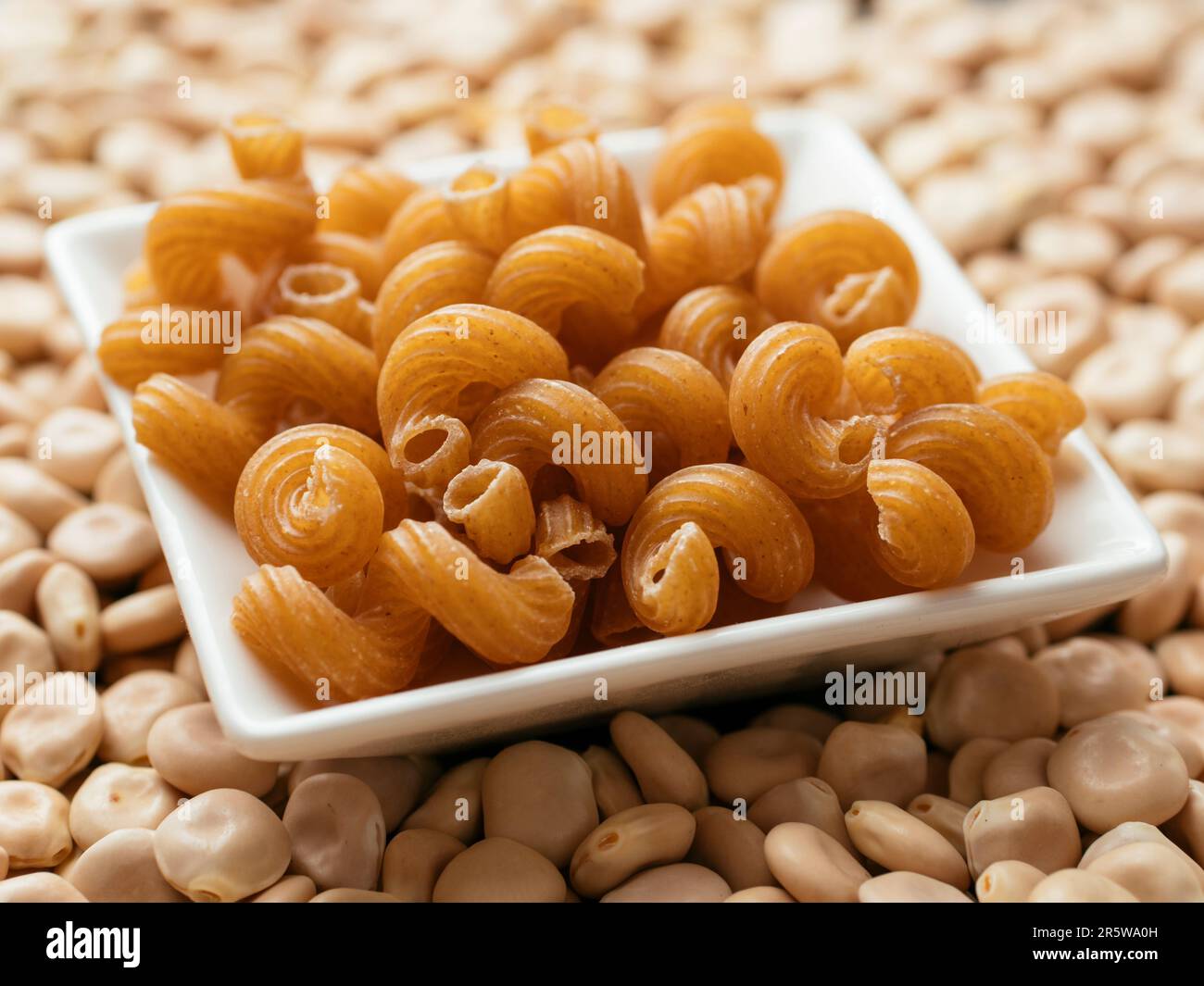 Pâtes complètes avec farine de lupin et haricots lupin. Banque D'Images