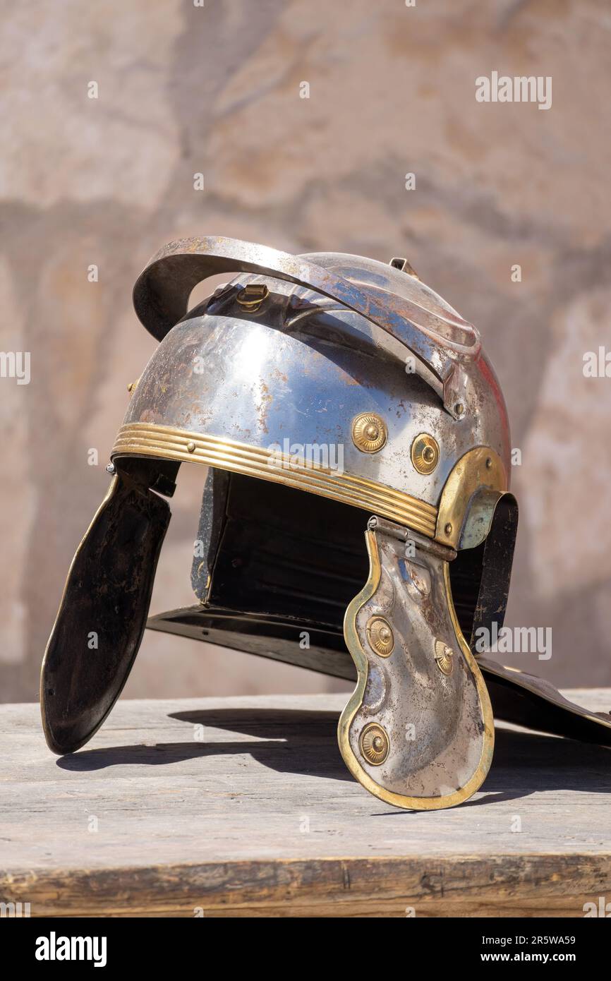 Vue verticale d'un casque impérial ou Galea: Un casque militaire romain, porté par les légions de l'ancien Empire romain. Symbolisant la puissance et la force, il Banque D'Images