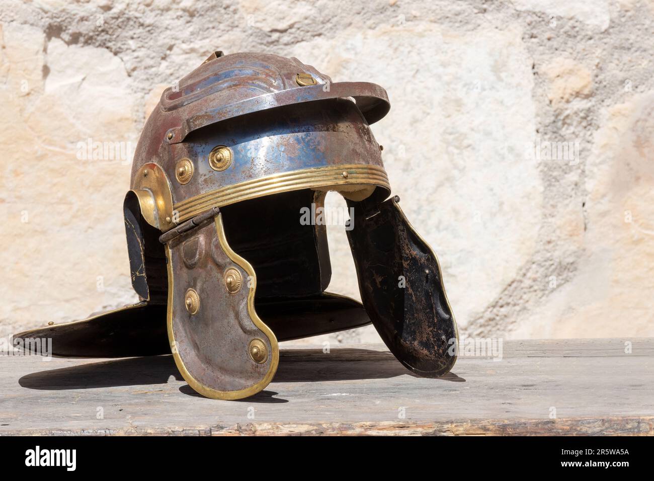 Vue horizontale d'un casque impérial ou de Galea Un casque militaire