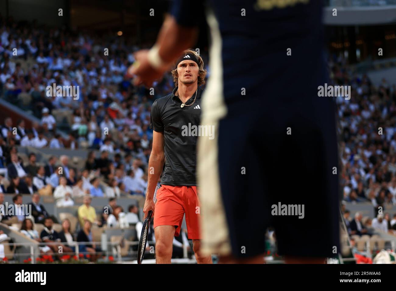 Germany's Alexander Zverev asks for balls to a ball kid as he prepares to serve against Bulgaria's Grigor Dimitrov during their fourth round match of the French Open tennis tournament at the Roland Garros stadium in Paris, Monday, June 5, 2023. (AP Photo/Aurelien Morissard) Banque D'Images