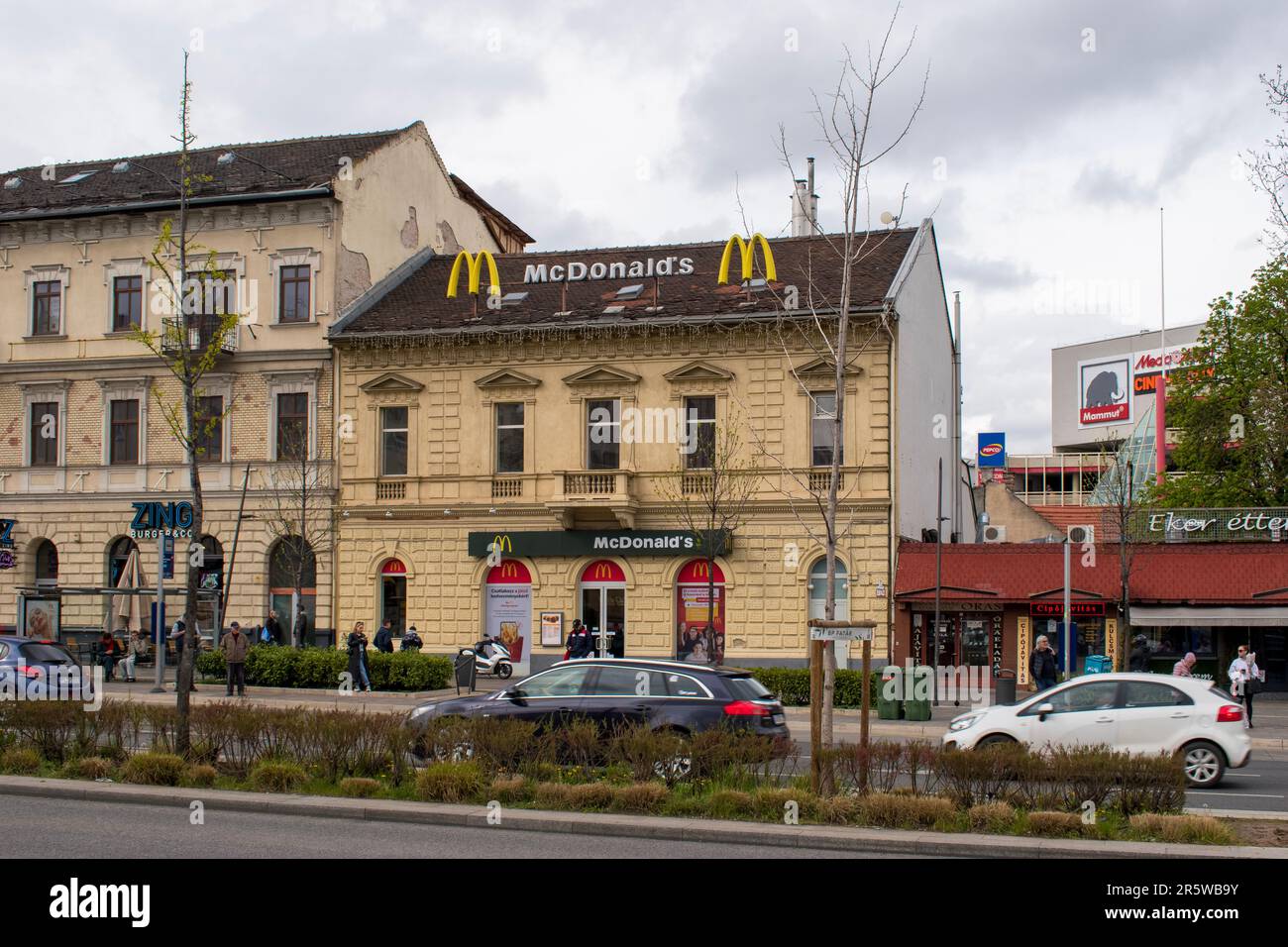 Budapest, Hongrie - 15 avril 2023 le restaurant mcdonald's est une touche moderne dans un vieux bâtiment le long de la route Banque D'Images