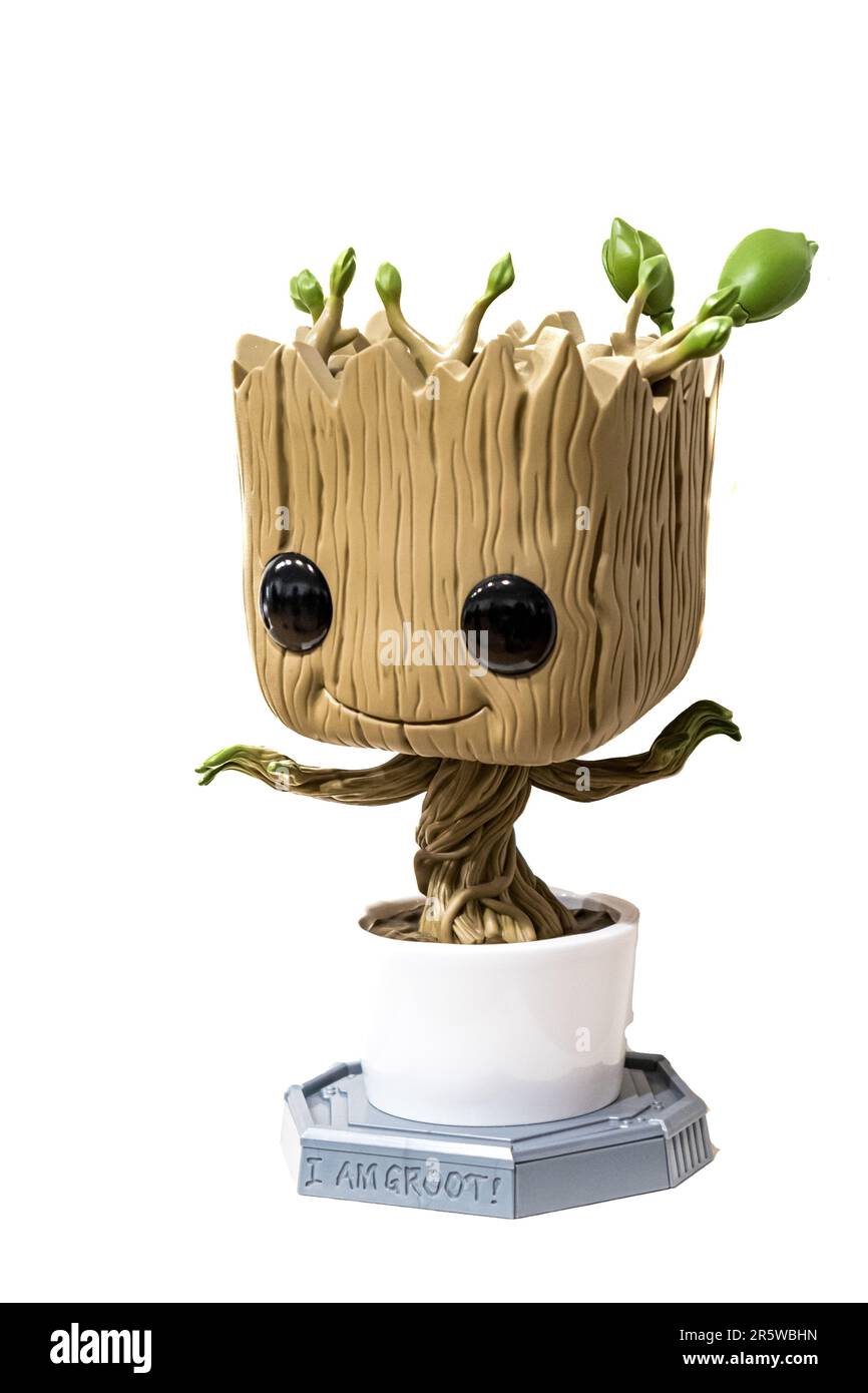 Grand funko pop figure du personnage groot dans un pot, des Gardiens de la Galaxie films par le groupe Marvel isolé sur fond blanc. Banque D'Images