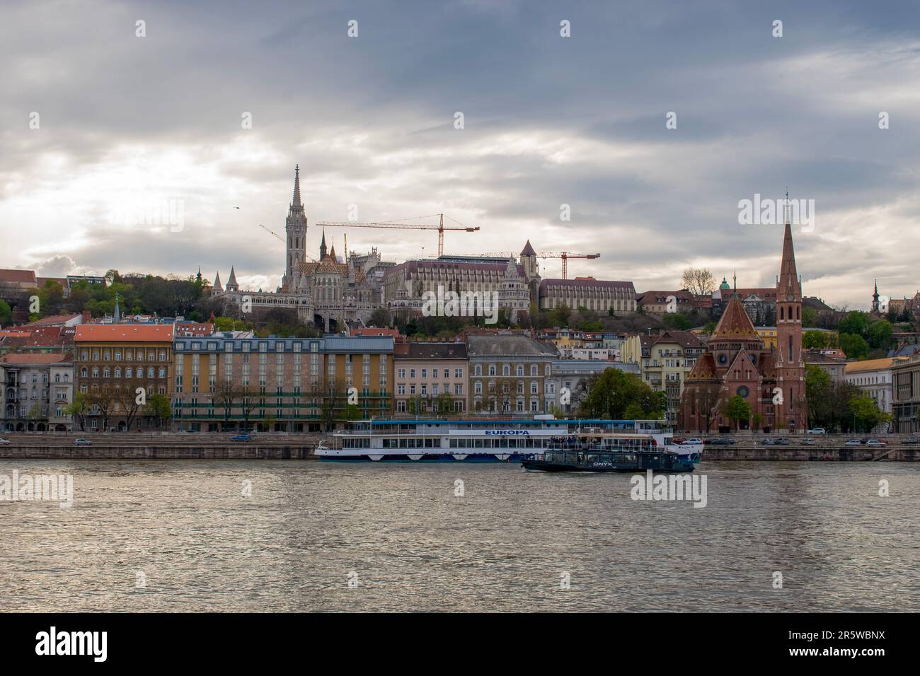 Budapest, Hongrie - 16 avril 2023 les merveilles de budapest sont le magnifique Danube, les navires, et les lieux touristiques dans la capitale de la hongrie. Banque D'Images