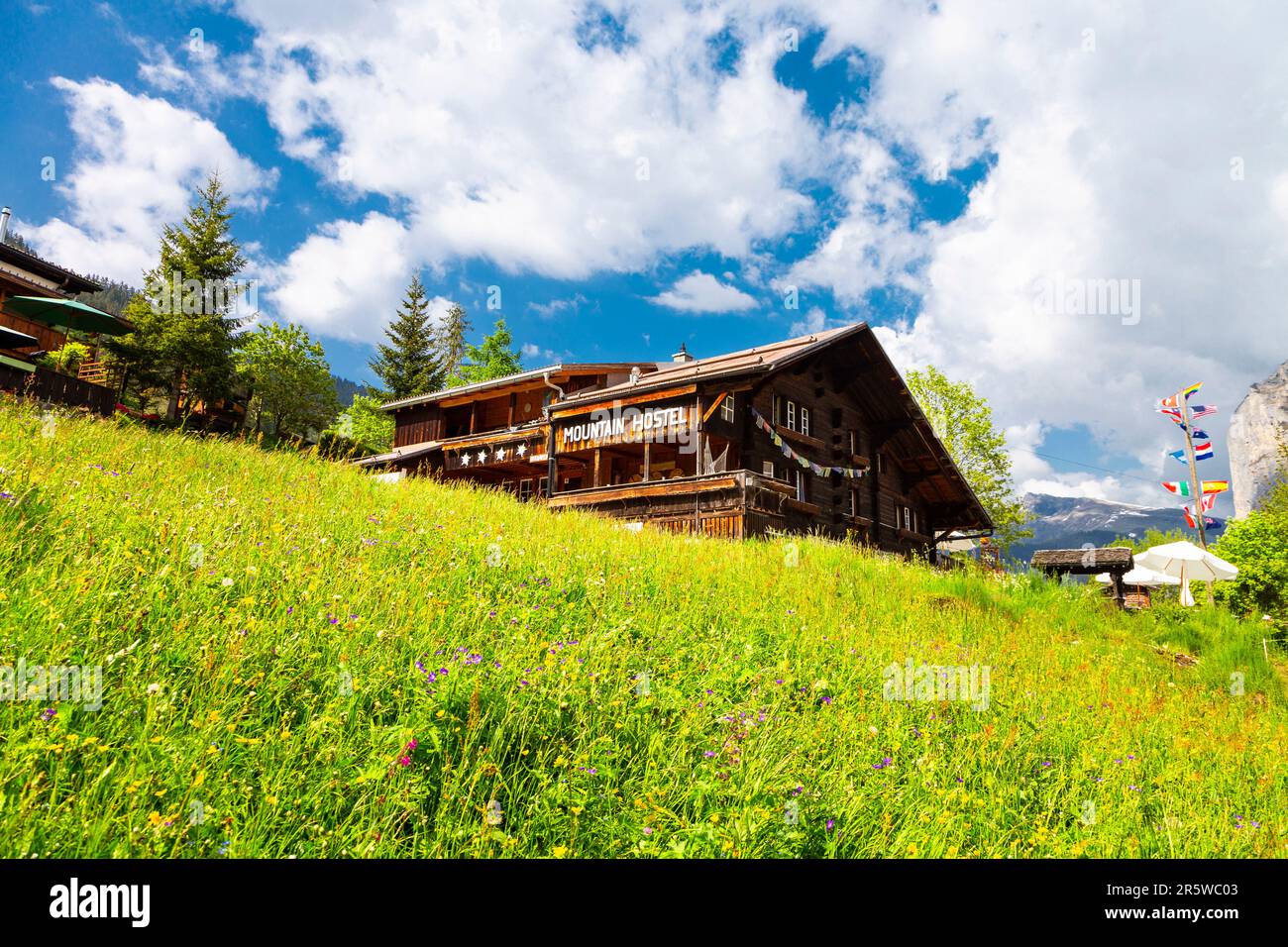 Extérieur de la montagne Auberge Gimmelwald dans le petit village agricole de Gimmelwald avec des Alpes suisses en arrière-plan, Suisse Banque D'Images
