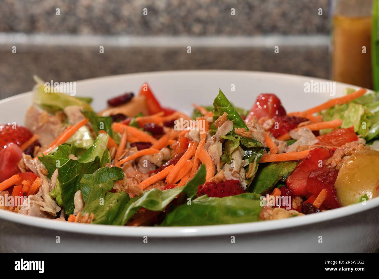 Une salade fraîchement préparée avec des légumes et des fruits. Banque D'Images