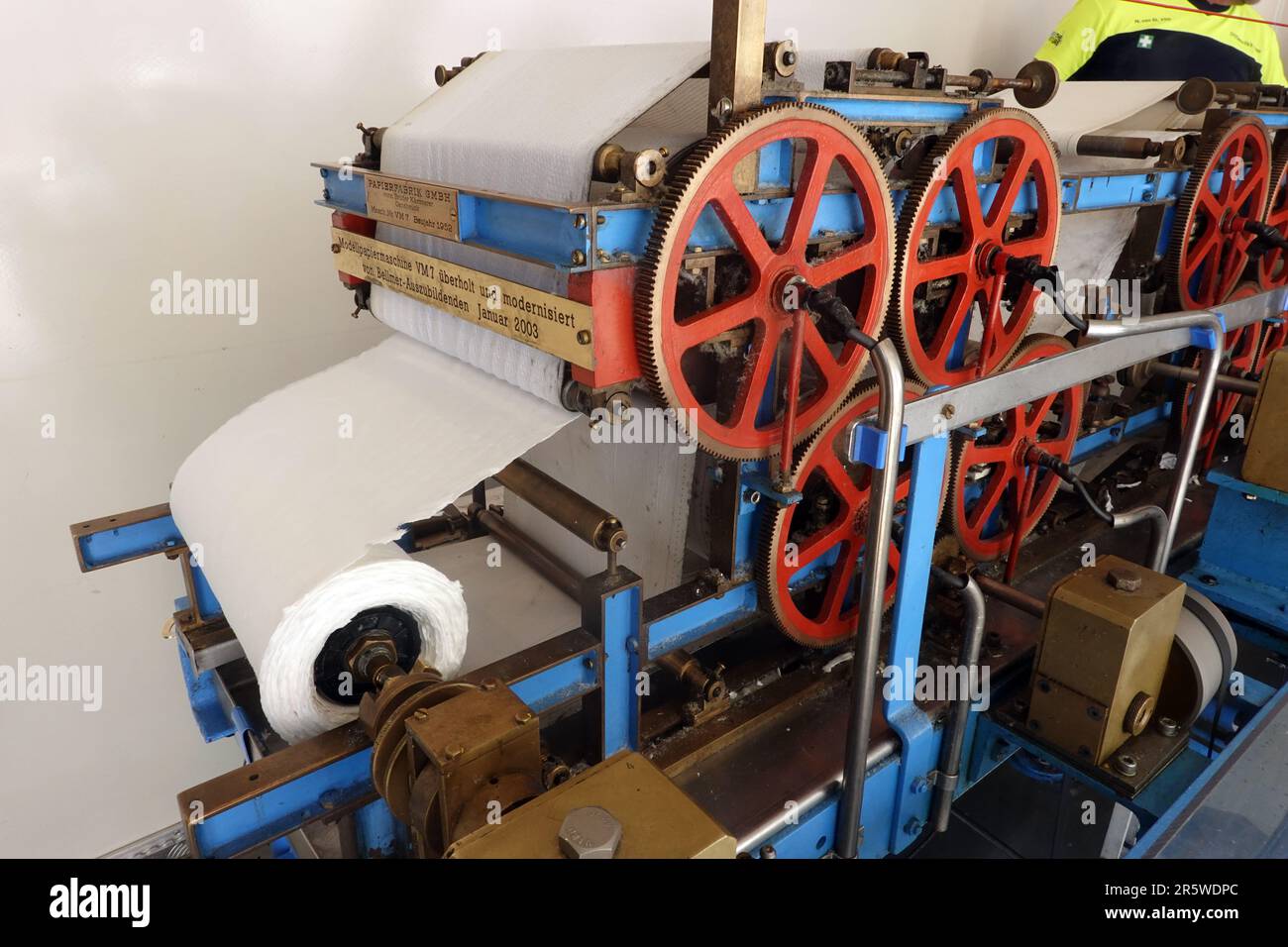 Smurfit Kappa Papierfabrik Zülpich - Vorführpapiermaschine die Prozessschritte der industriellen Papierstellung erklärt , Zülpich, Vordrhein-W Banque D'Images