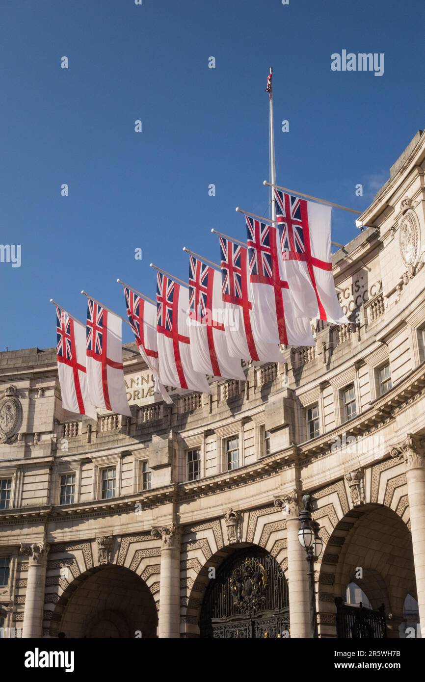 Arc Admiralty couvert à White Ensigns, The Mall, St. James's, Londres, SW1, Angleterre, Royaume-Uni Banque D'Images