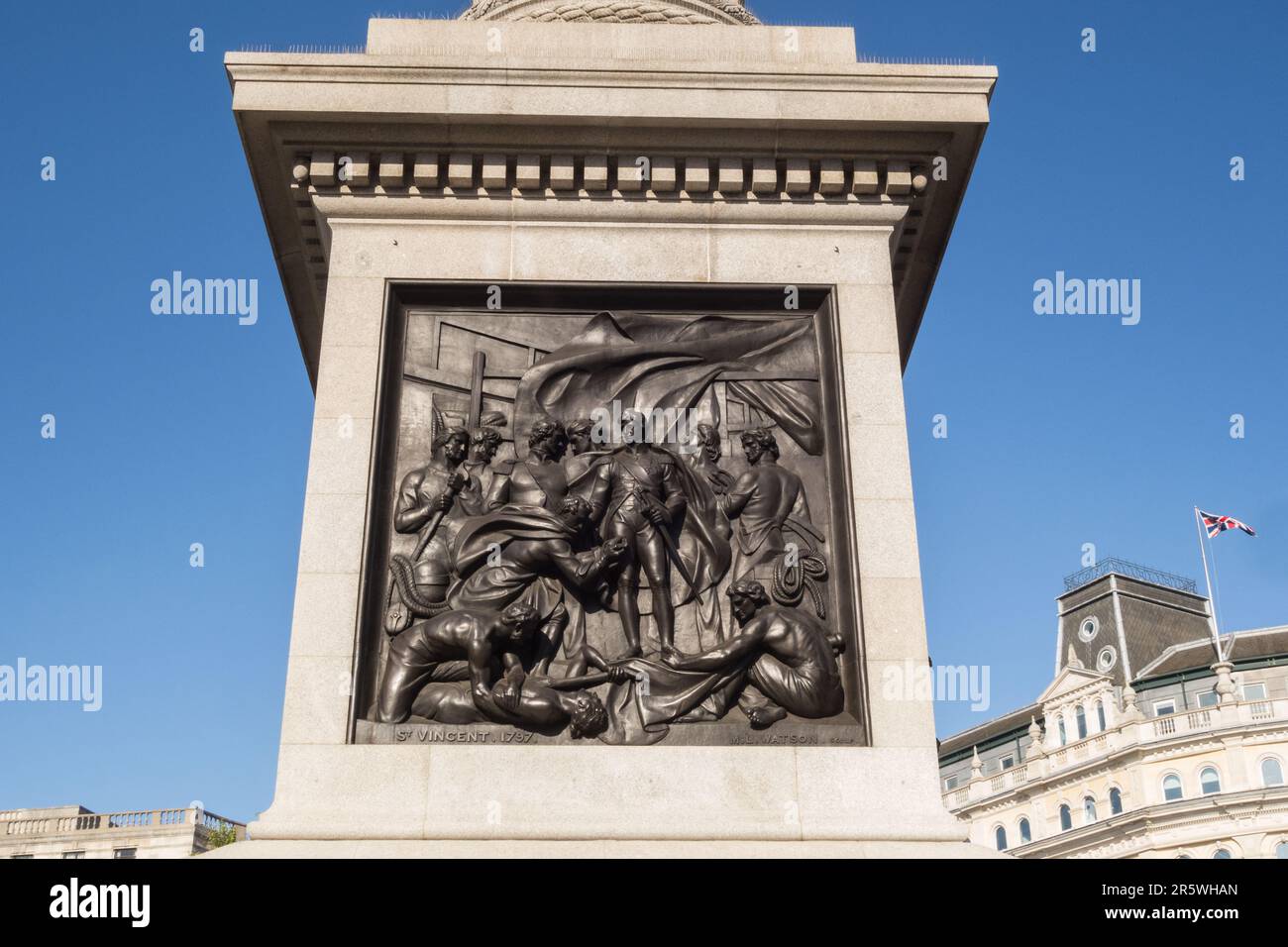 Plaque de bronze à la base de la colonne de Nelson représentant Lord Nelson à la bataille de Cape St.Vincent - Trafalgar Square, Londres, Angleterre, Royaume-Uni Banque D'Images