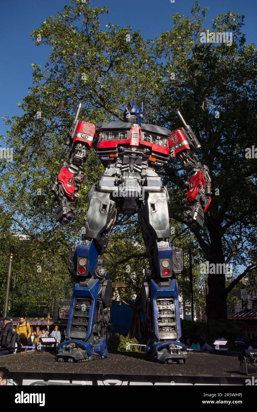 Optimus Prime dans Transformers la montée des bêtes une première de film de Paramount Pictures à Londres Leicester Square, Londres, Angleterre, Royaume-Uni Banque D'Images