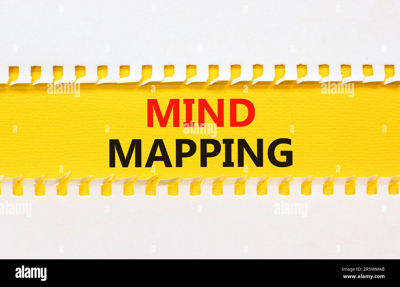 Symbole de mappage Mind. Concept Words Mind mapping sur beau papier jaune sur beau fond blanc. Affaires, soutien, motivation, psychologique Banque D'Images