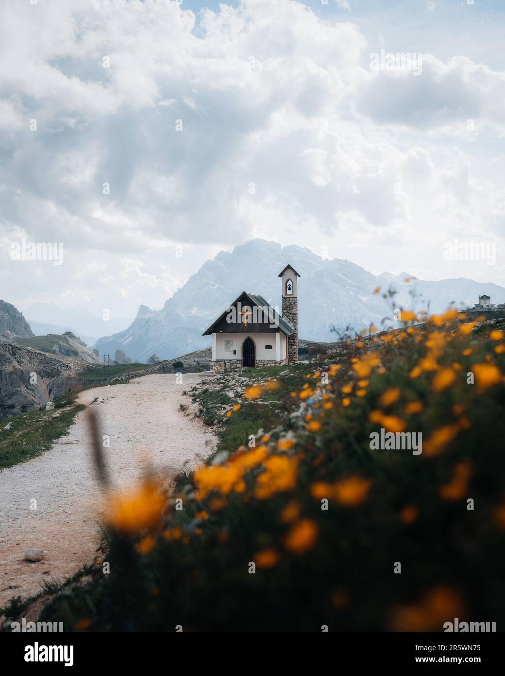 Petite église dédiée aux troupes alpines au pied du Tre cime di Lavaredo Banque D'Images