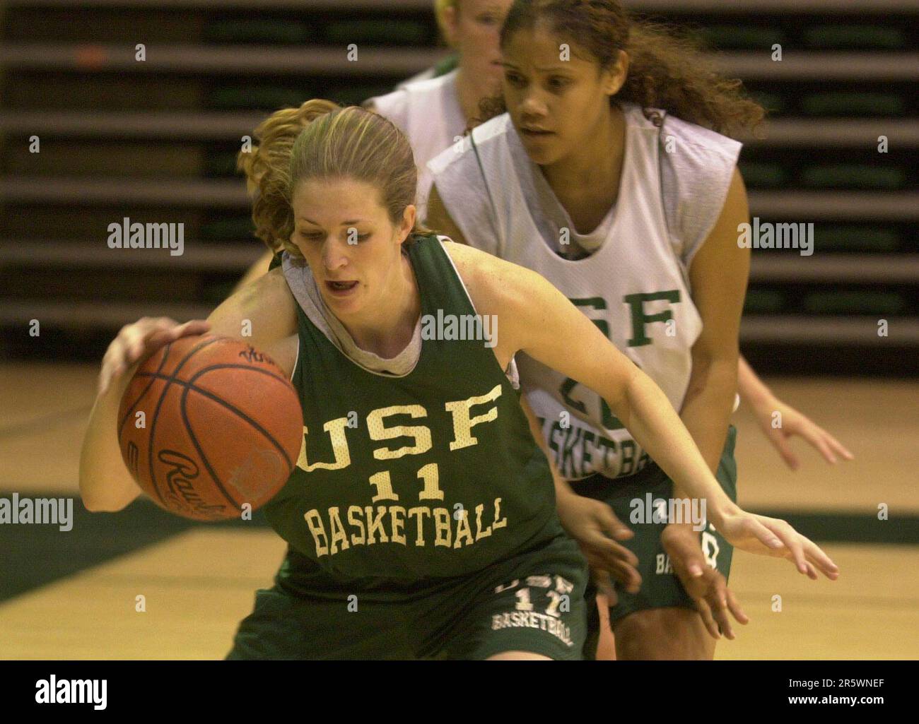 USF5-C-13NOV01-SP-PC USF Dons forward Molly Shanley gained control of the basketball in front of Angela Gibson during a team workout at Memorial Gym. PAUL CHINN/S.F. CHRONICLE (PAUL CHINN/San Francisco Chronicle via AP) Banque D'Images