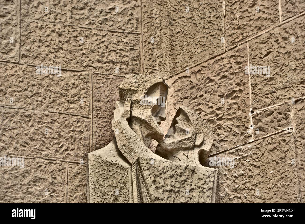Barcelone, Espagne - août 2014 19th : façade extérieure de la Sagrada Familia. Concentrez-vous sur une sculpture moderne représentant le baiser du traître Judas. Banque D'Images