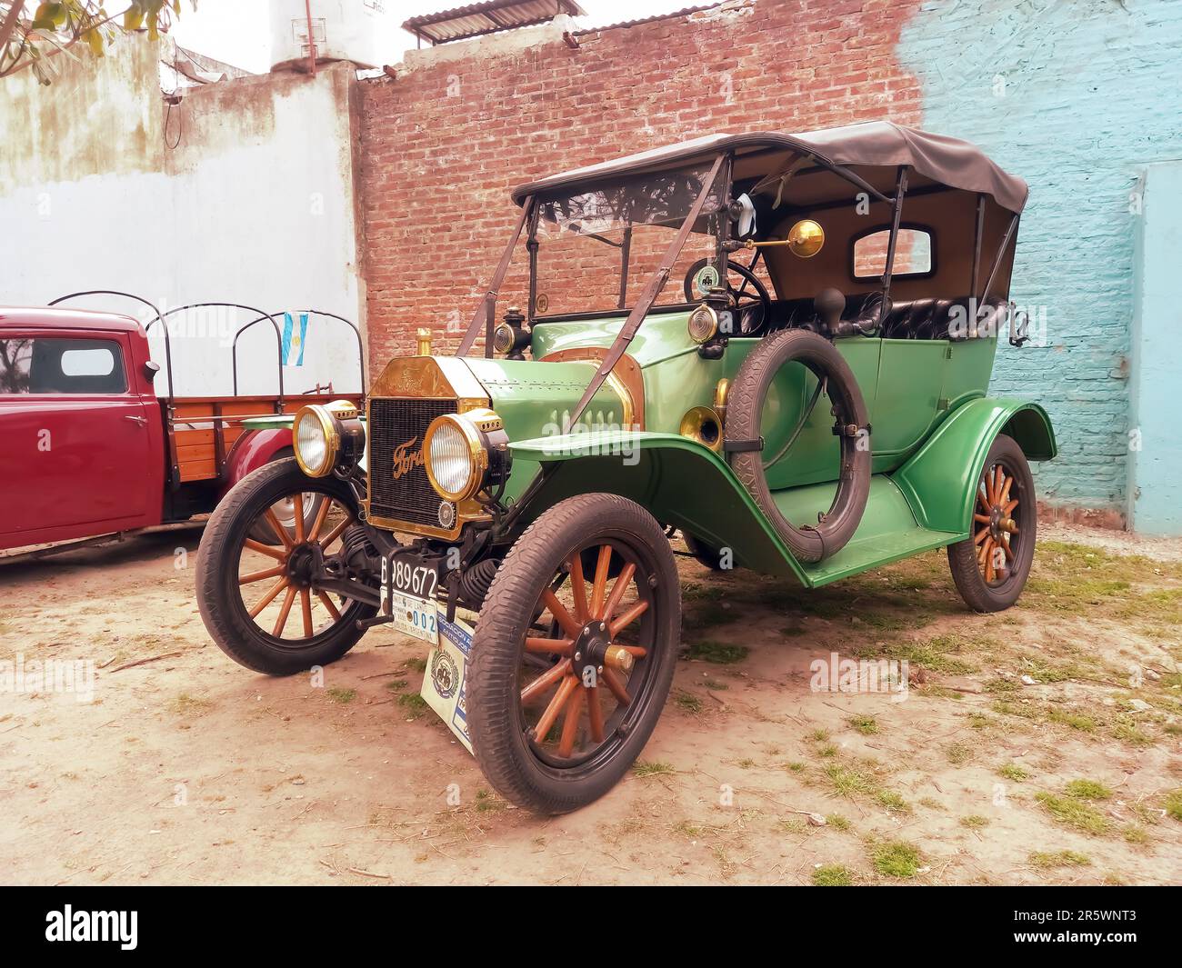 Lanus, Argentine - 25 sept, 2022: Antique vert vintage 1915 Ford modèle T double phaeton convertible en extérieur. Salon automobile classique AAA 2022. Banque D'Images