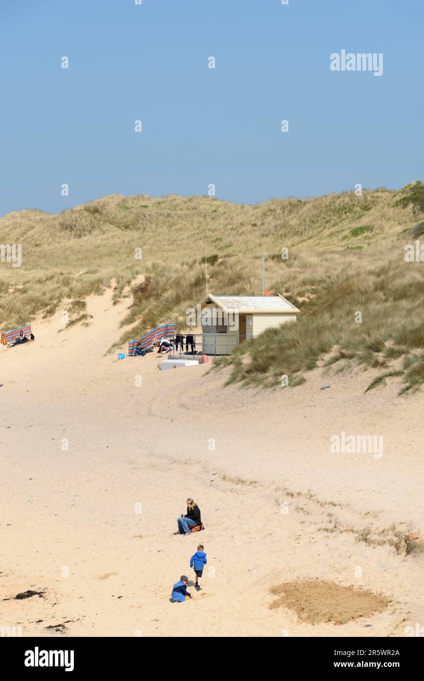 Refuge de plage sur les dunes de sable de Constantine Bay, Cornwall, Angleterre, Royaume-Uni Banque D'Images
