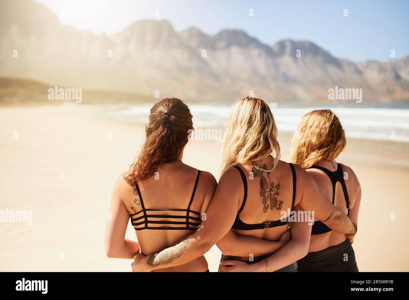 Étaient les sœurs yogi. Vue arrière de trois jeunes yogis debout sur la plage. Banque D'Images