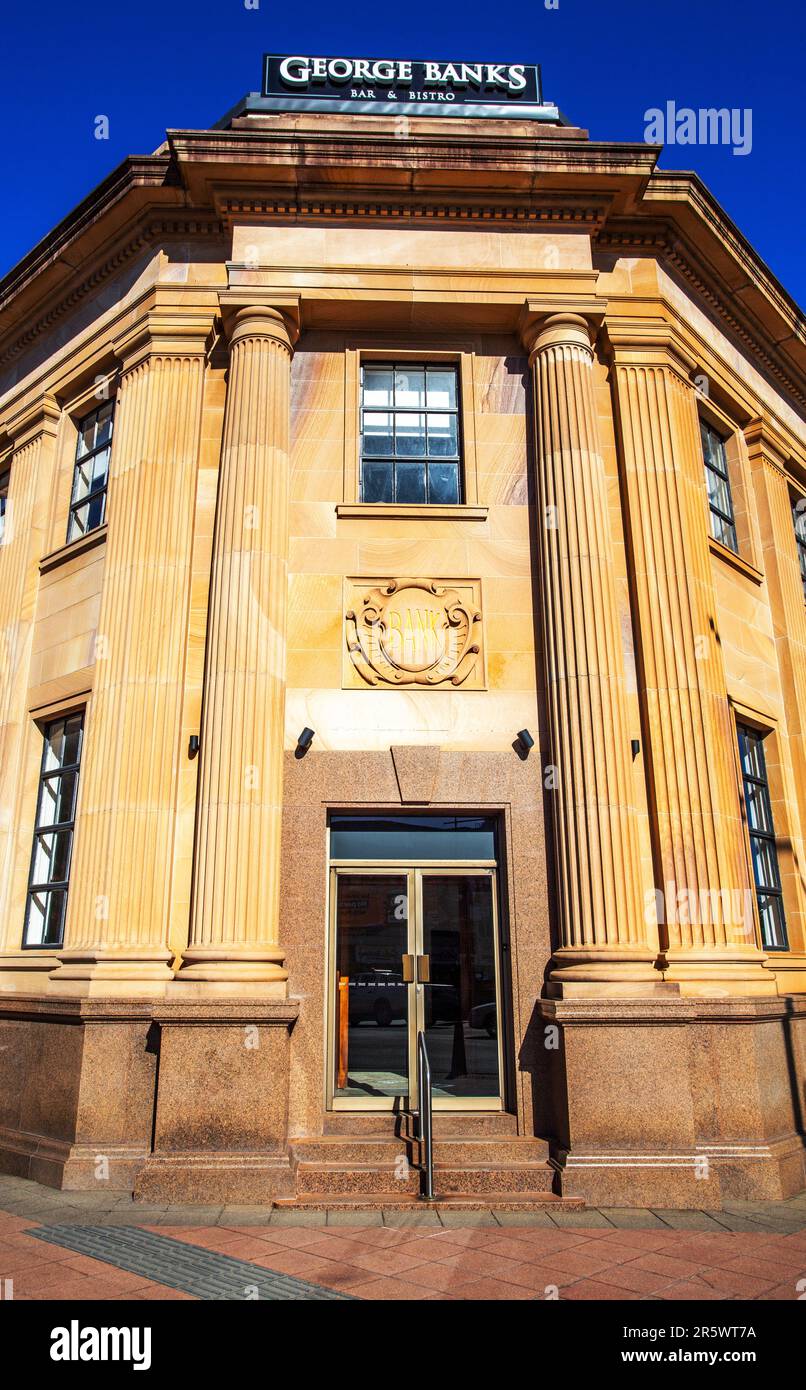 La Toowoomba Bank of NSW a été construite en 1940-41 dans un style victorien de style classique et de style renaissance, en granit rouge poli et en grès Helidon massif. Banque D'Images