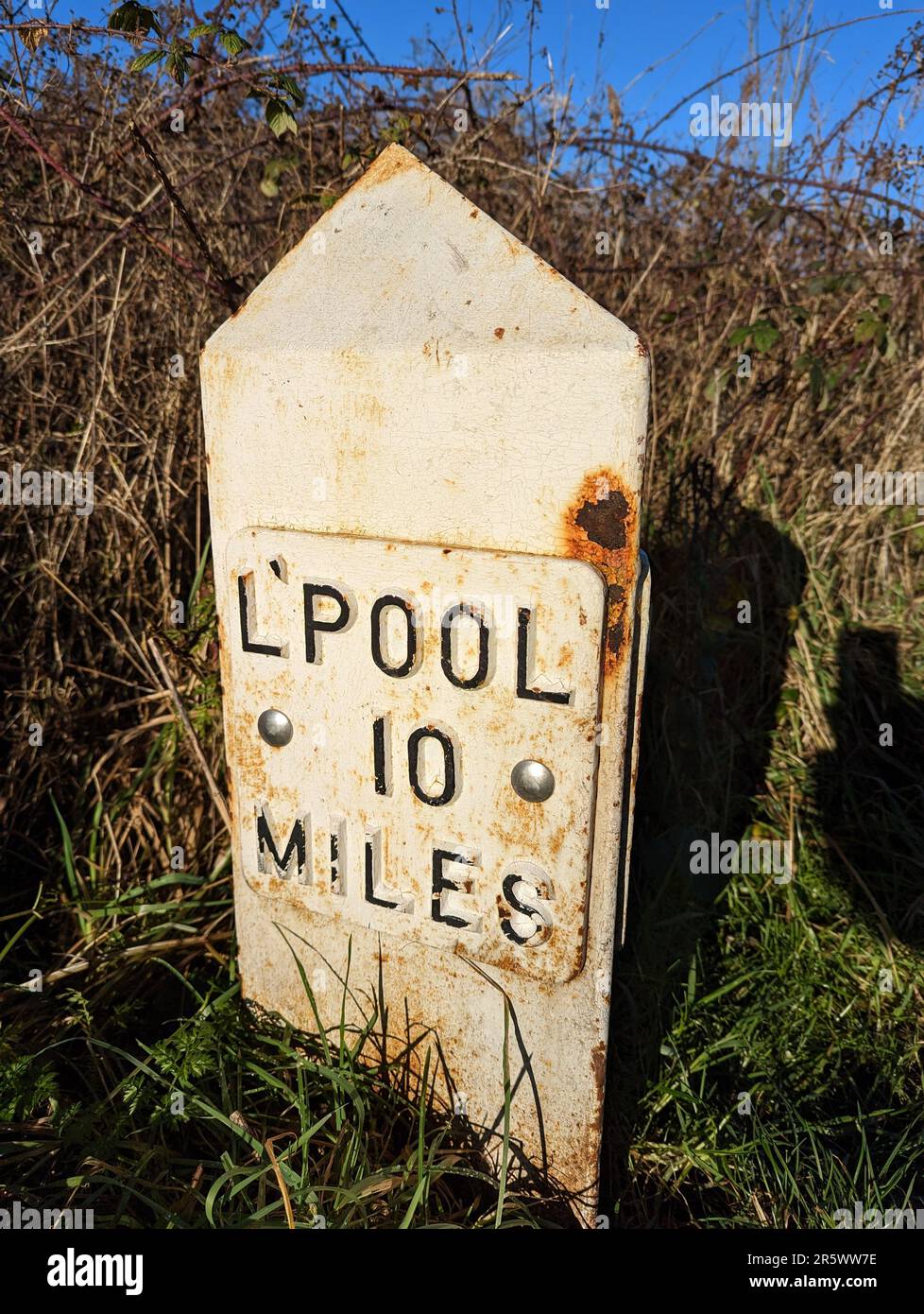 Un panneau rectangulaire vintage de Liverpool avec un look patiné, situé sur un terrain herbacé Banque D'Images