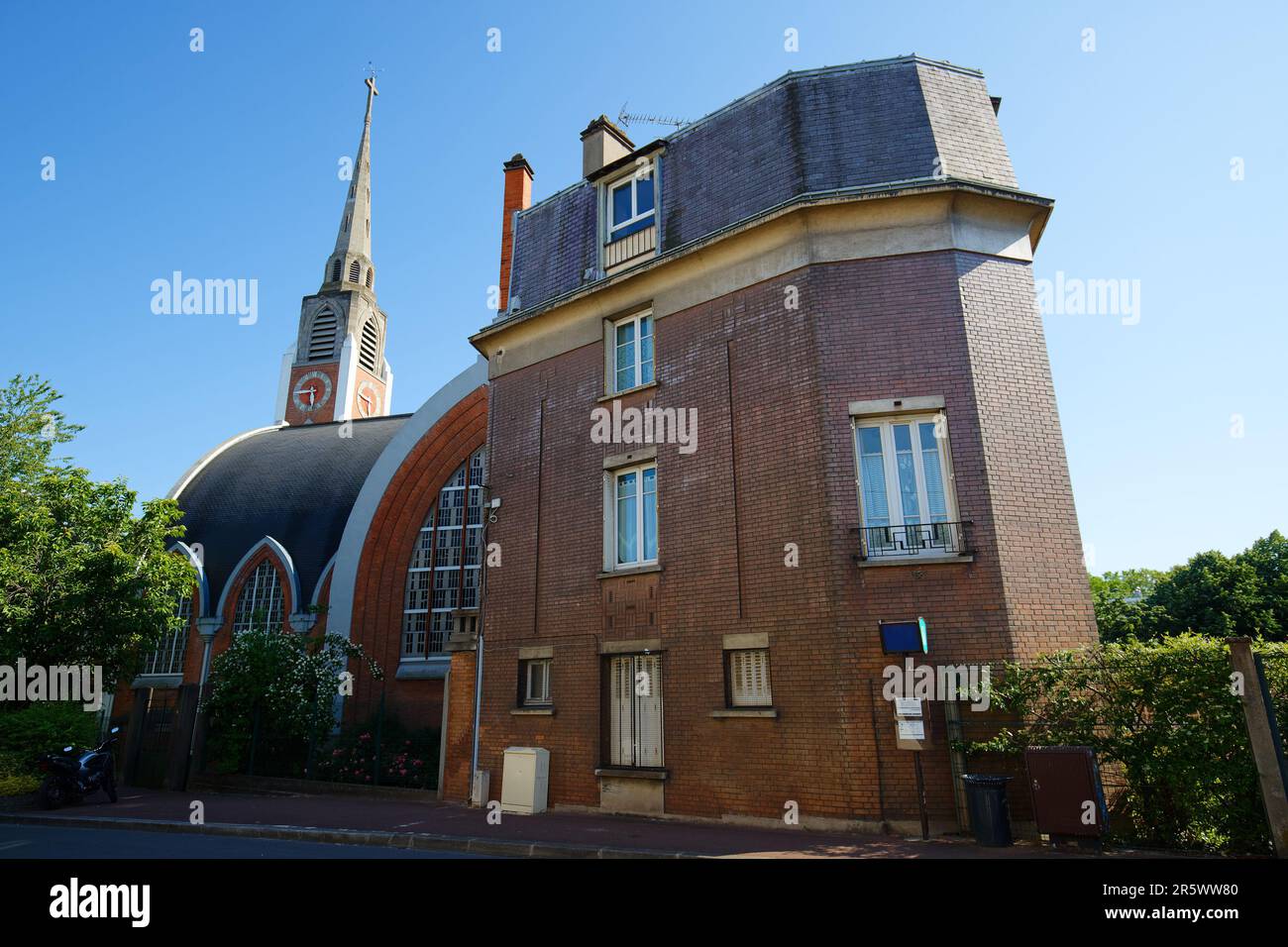Saint-Stanislas-des-Blagis est une église construite de 1934 à 1936. Le projet est situé à Fontenay-aux-Roses, dans la région des hauts-de-Seine. Franc Banque D'Images