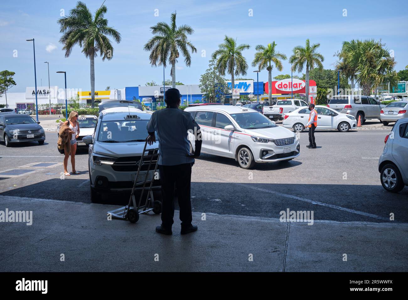 Porter et taxis à l'aéroport de Cancun au Mexique Banque D'Images