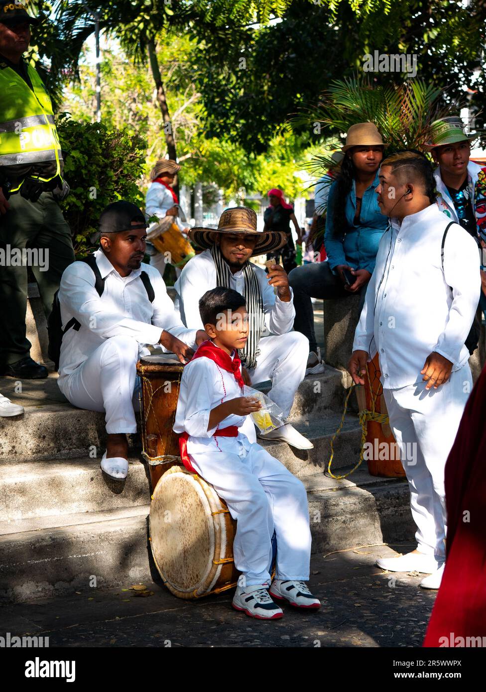 Barranquilla, Colombie - 21 février 2023: Des hommes colombiens et un enfant vêtus des costumes traditionnels de la côte du pays s'assoient avec leur musique Banque D'Images