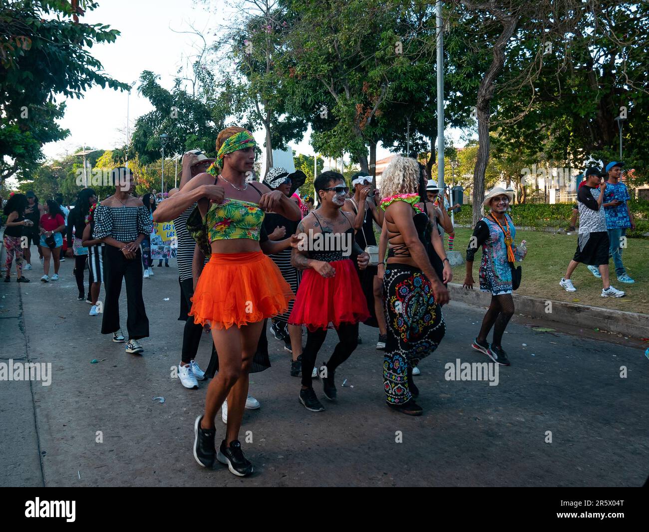 Barranquilla, Atlantico, Colombie - 21 février 2023: Colombiens dansant en vêtements colorés à la dernière parade du célèbre Carnaval de Barranquilla Banque D'Images