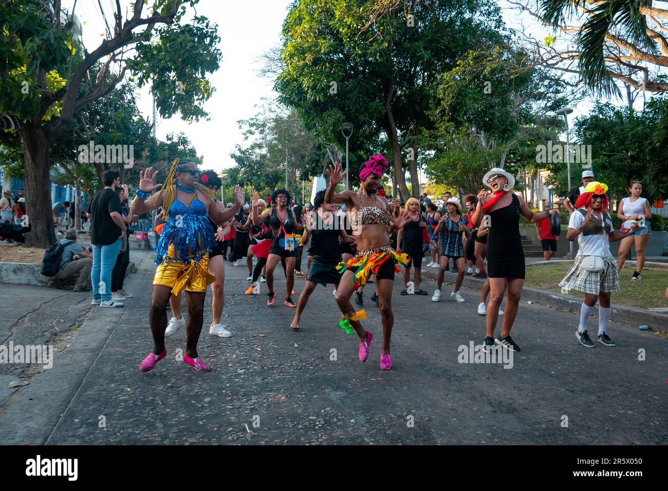 Barranquilla, Atlantico, Colombie - 21 février 2023: Colombiens dansant en vêtements colorés à la dernière parade du célèbre Carnaval de Barranquilla Banque D'Images