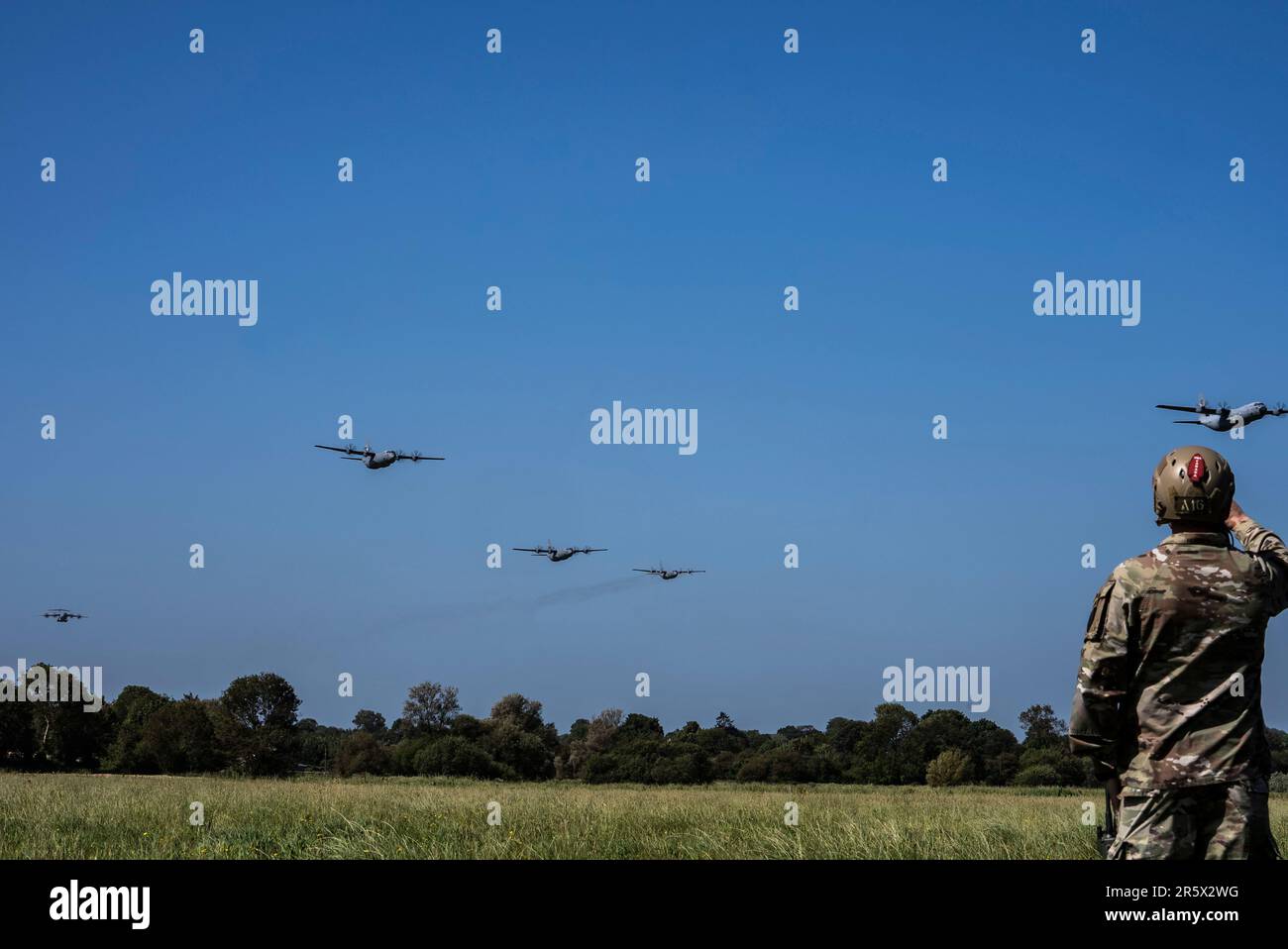ÉTATS-UNIS Les avions de la Force aérienne C-130J Super Hercules, un avion de la Force aérienne royale des pays-Bas C-130H Hercules et un avion de transport Atlas de la Force aérienne allemande A-400m survolent la zone de chute de Mike en fer, près de Sainte-mère-Église, en France, en 4 juin 2023. Nous honorons ceux dont nous suivons les traces en restant postés et prêts à faire face à un environnement de sécurité de plus en plus dynamique en Europe. (É.-U. Photo de la Force aérienne par Tech. Sgt Izabella Workman) Banque D'Images
