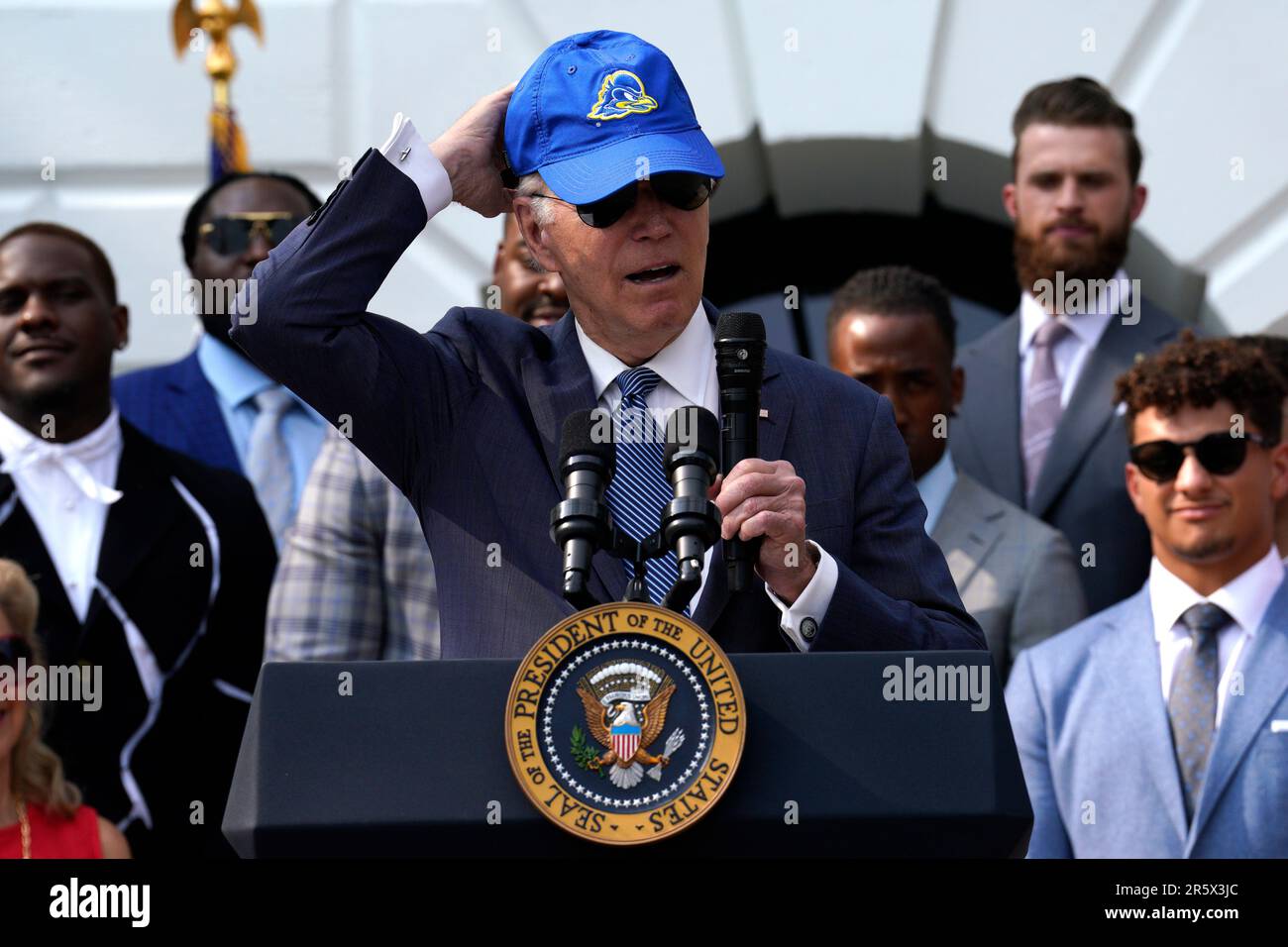 Washington, États-Unis. 05th juin 2023. ÉTATS-UNIS Le président Joe Biden  porte un chapeau à l'Université du Delaware alors qu'il souhaite la  bienvenue aux chefs de Kansas City pour célébrer leur victoire au