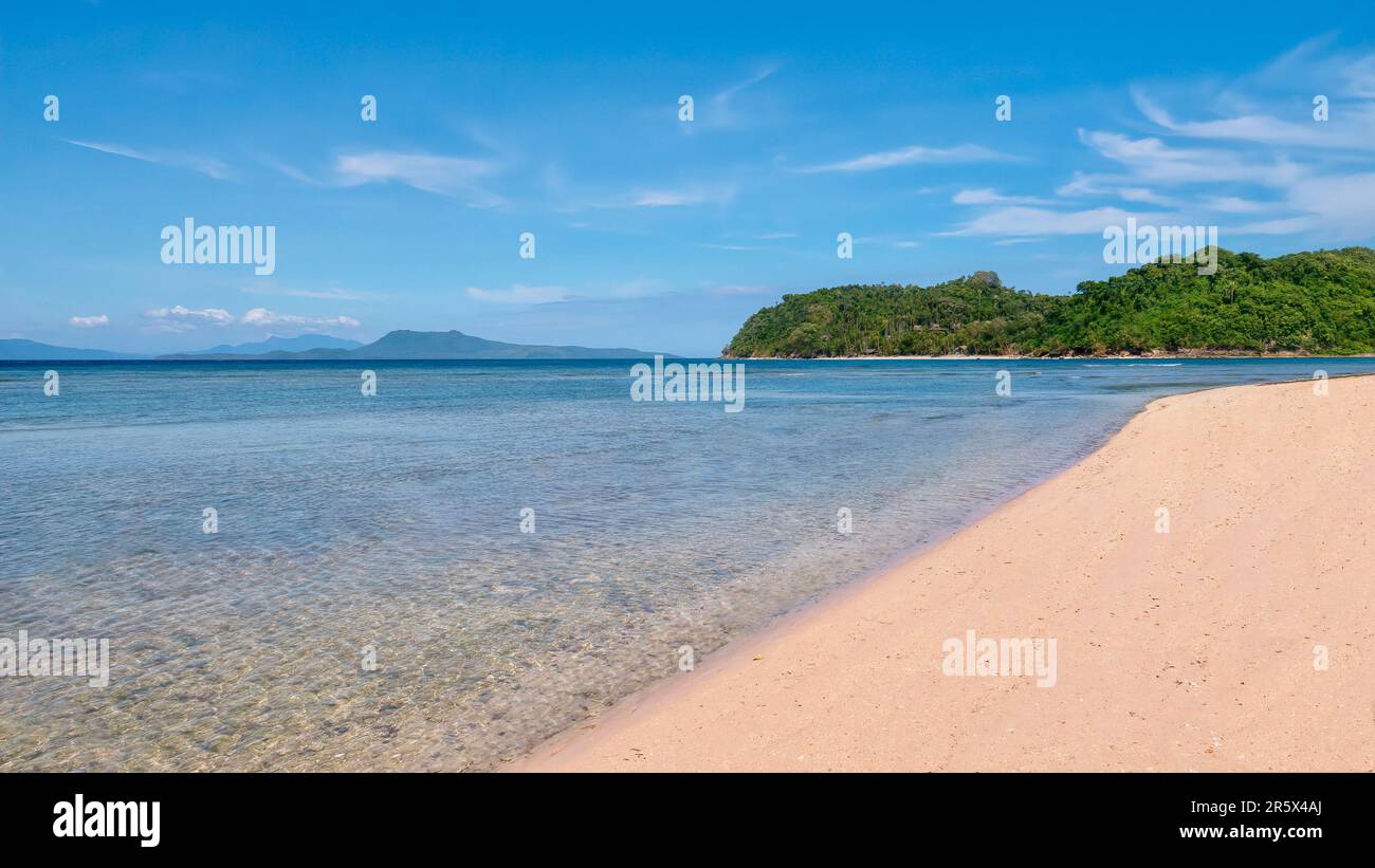Paradis tropical aux Philippines, avec une belle plage de sable sur l'île de San Antonio dans la station touristique de Puerto Galera, Oriental Mindoro Prov Banque D'Images