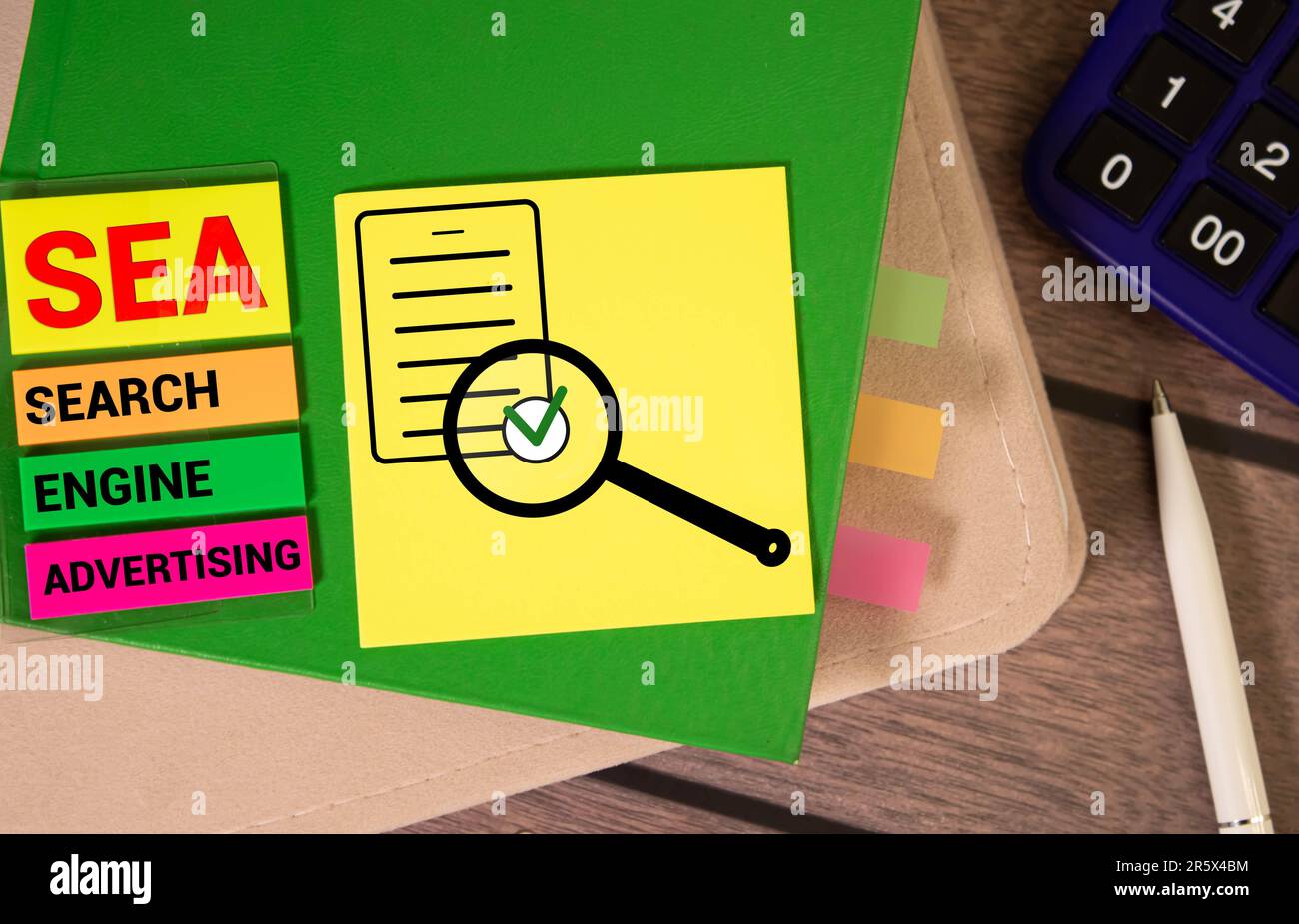 SEA - symbole publicitaire de moteur de recherche. Cubes en bois avec des mots 'sa - publicité de Search Engine'. Magnifique arrière-plan blanc, espace de copie. Affaires an Banque D'Images