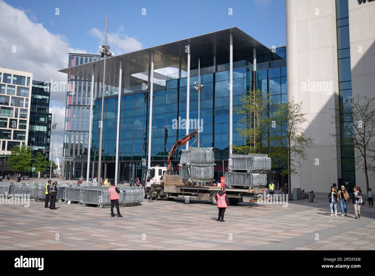 Travailleurs installant des barrières de foule à l'extérieur de la gare centrale de Cardiff avant Beyonce concert Cardiff South Wales UK Banque D'Images