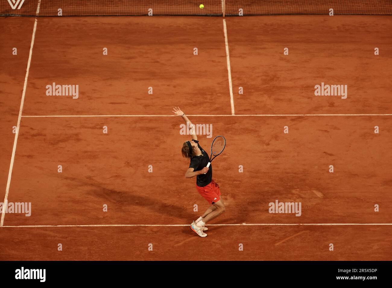 Paris, France. 05th juin 2023. Alexandre Zverev d'Allemagne joue contre Grigor Dimitrov de Bulgarie à l'Open de tennis français Roland Garros à Paris, France, lundi, 5 juin 2023. Zverev a remporté 6-1, 6-4, 6-3 et s'est qualifié pour les quarts de finale. Photo de Maya Vidon-White/UPI crédit: UPI/Alay Live News Banque D'Images