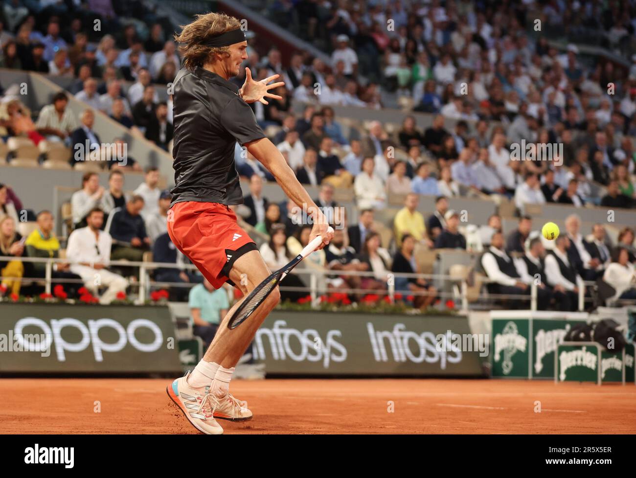 Paris, France. 05th juin 2023. Alexandre Zverev d'Allemagne joue contre Grigor Dimitrov de Bulgarie à l'Open de tennis français Roland Garros à Paris, France, lundi, 5 juin 2023. Zverev a remporté 6-1, 6-4, 6-3 et s'est qualifié pour les quarts de finale. Photo de Maya Vidon-White/UPI crédit: UPI/Alay Live News Banque D'Images