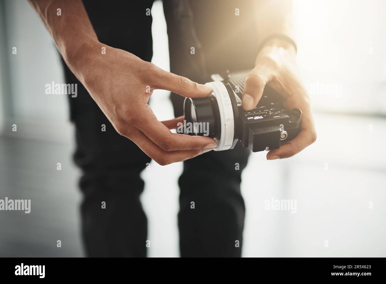 Le professionnel est au travail. Dans les coulisses, au-dessus de l'épaule, une personne méconnaissable utilisant un équipement de caméra vidéo de pointe Banque D'Images