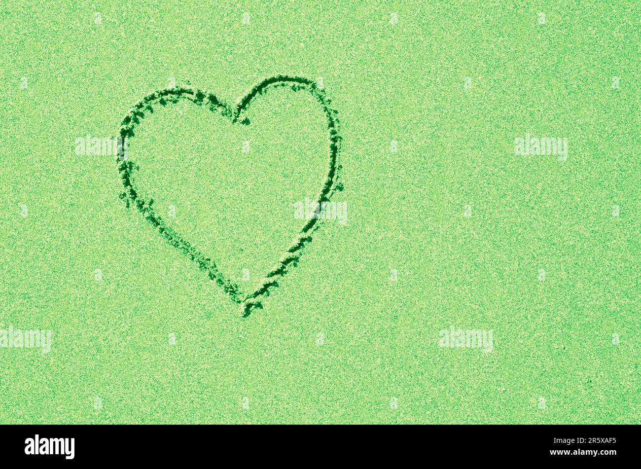 Coeur vert pastel dans le fond étincelant propre. Amour ou romance dans la couleur verte. Célébrez Pâques ou Saint Patrick's Day avec un message sincère. Banque D'Images