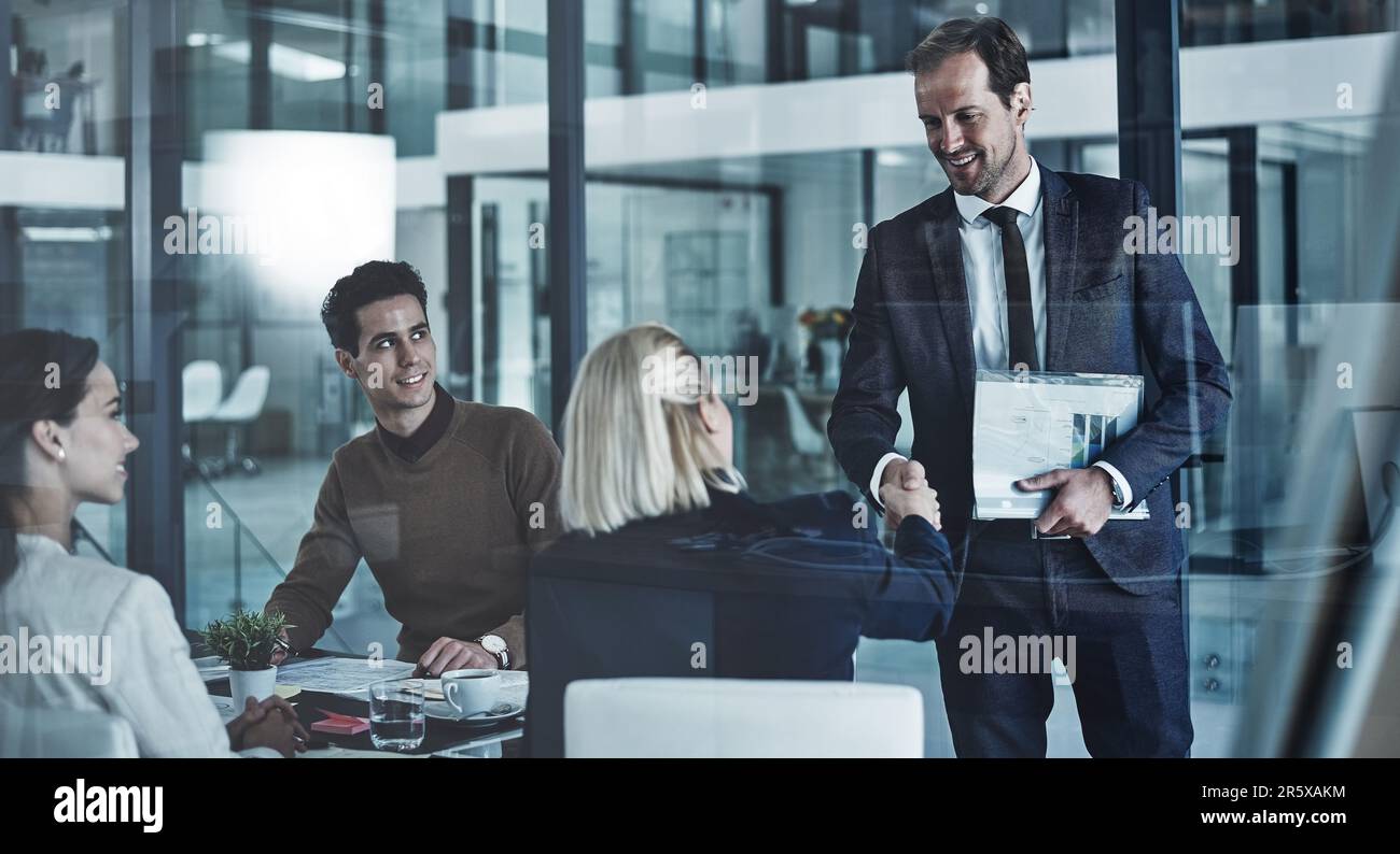 Bien faire de grandes choses ensemble. deux collègues de l'entreprise se secouent pendant une réunion dans la salle de réunion. Banque D'Images