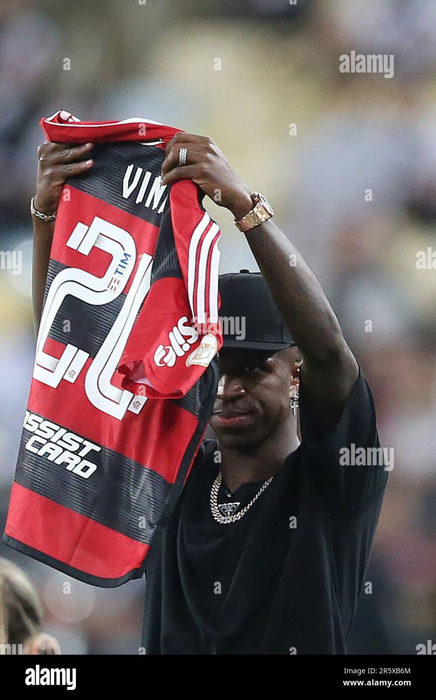 Rio de Janeiro, Brésil. 05th juin 2023. Vinicius Jr. Du Real Madrid, reçoit le maillot Flamengo, pendant le match entre Vasco da Gama et Flamengo, pour la série brésilienne A 2023, au stade Maracana, à Rio de Janeiro sur 05 juin. Photo: Daniel Castelo Branco/DiaEsportivo/Alay Actualités en direct crédit: DiaEsportivo/Alay Actualités en direct Banque D'Images